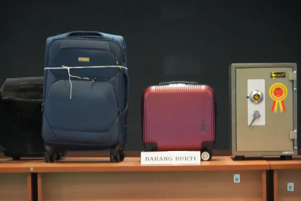 Tim Sembilan Serahkan Tersangka FA dkk serta Barang Bukti ke Penuntut Umum Kejari Jakarta Selatan