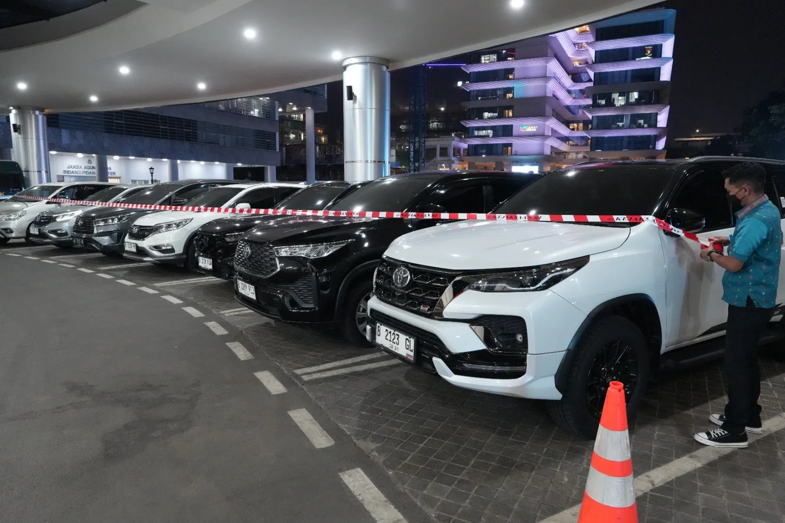 Penampakan Barang Bukti 11 Unit Mobil Perkara Perkebunan PT PSMI yang Disita Tim Penyidik JAM PIDSUS