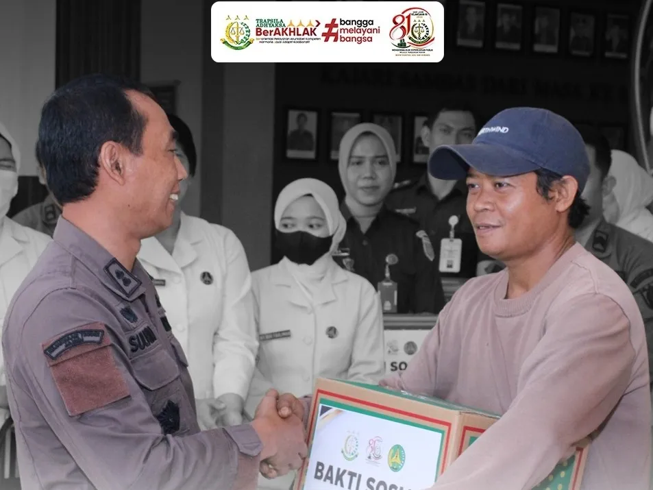 Kejari Sambas memberikan bantuan bakti sosial dalam rangka menyambut Harlah Kejaksaan RI ke-81