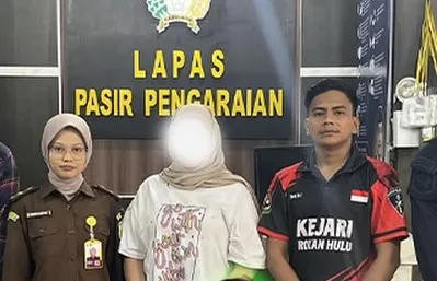 Terpidana S saat diamankan Tim Tabur Kejari Rokan Hulu