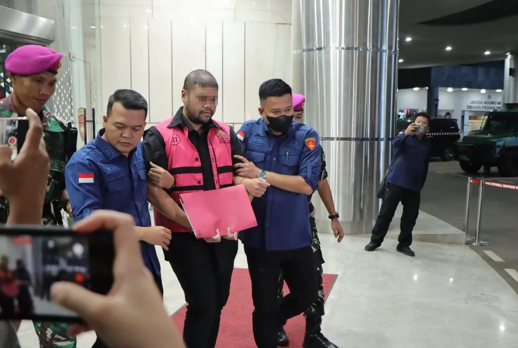 Tersangka GHS saat diamankan tim penyidik JAM PIDSUS