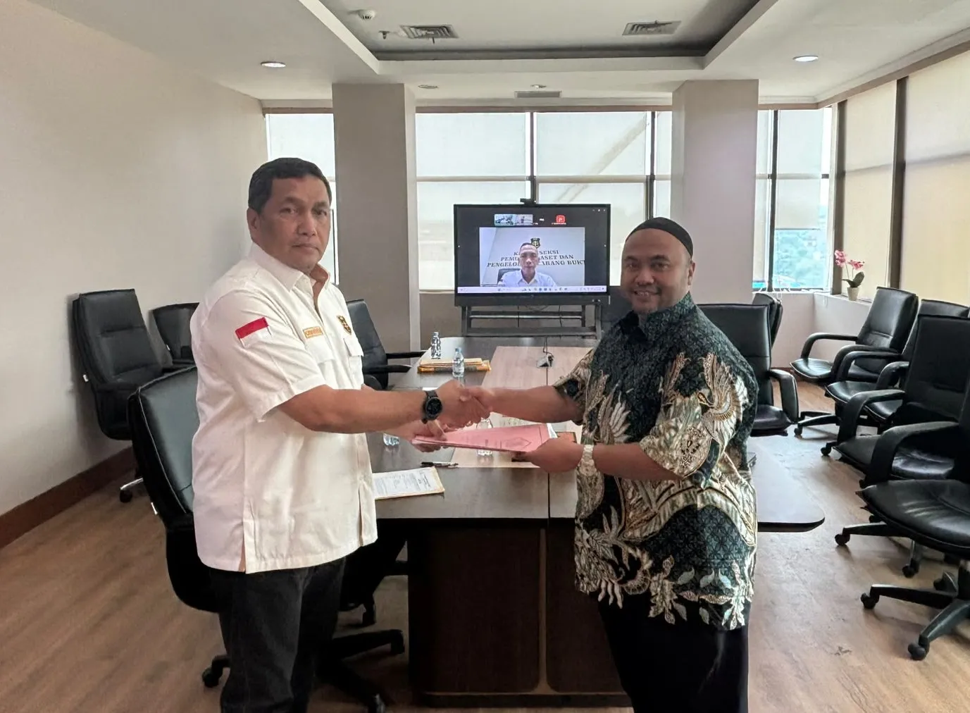 Terjual Rp12,39 Miliar, BPA Kejaksaan Serahkan Aset eks Gedung Bank BHS Milik Terpidana Eko Edi Putranto Perkara BLBI ke Pemenang Lelang