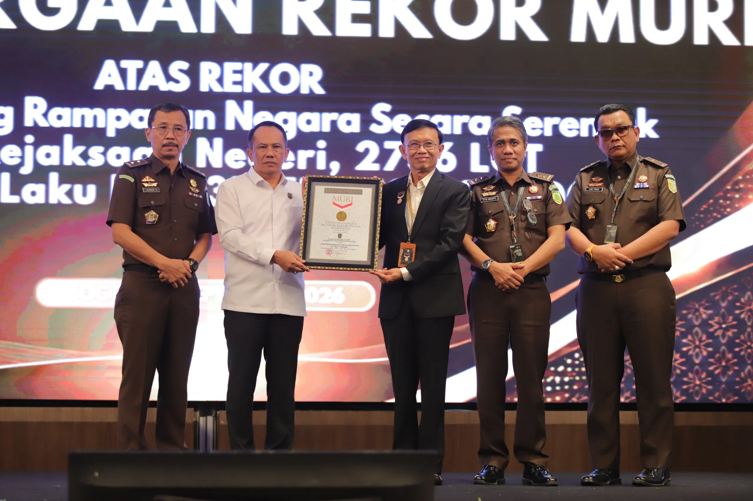Kepala BPA RI Patris Yusrian Jaya dan jajaran menerima piagam Rekor MURI untuk Penyelenggaraan Lelang Serentak