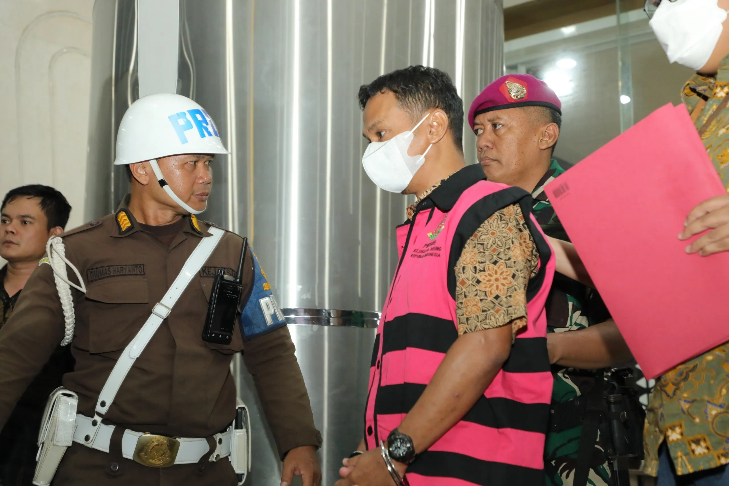 Penyidik JAM PIDSUS menahan tersangka perkara korupsi pertambangan nikel PT CNI