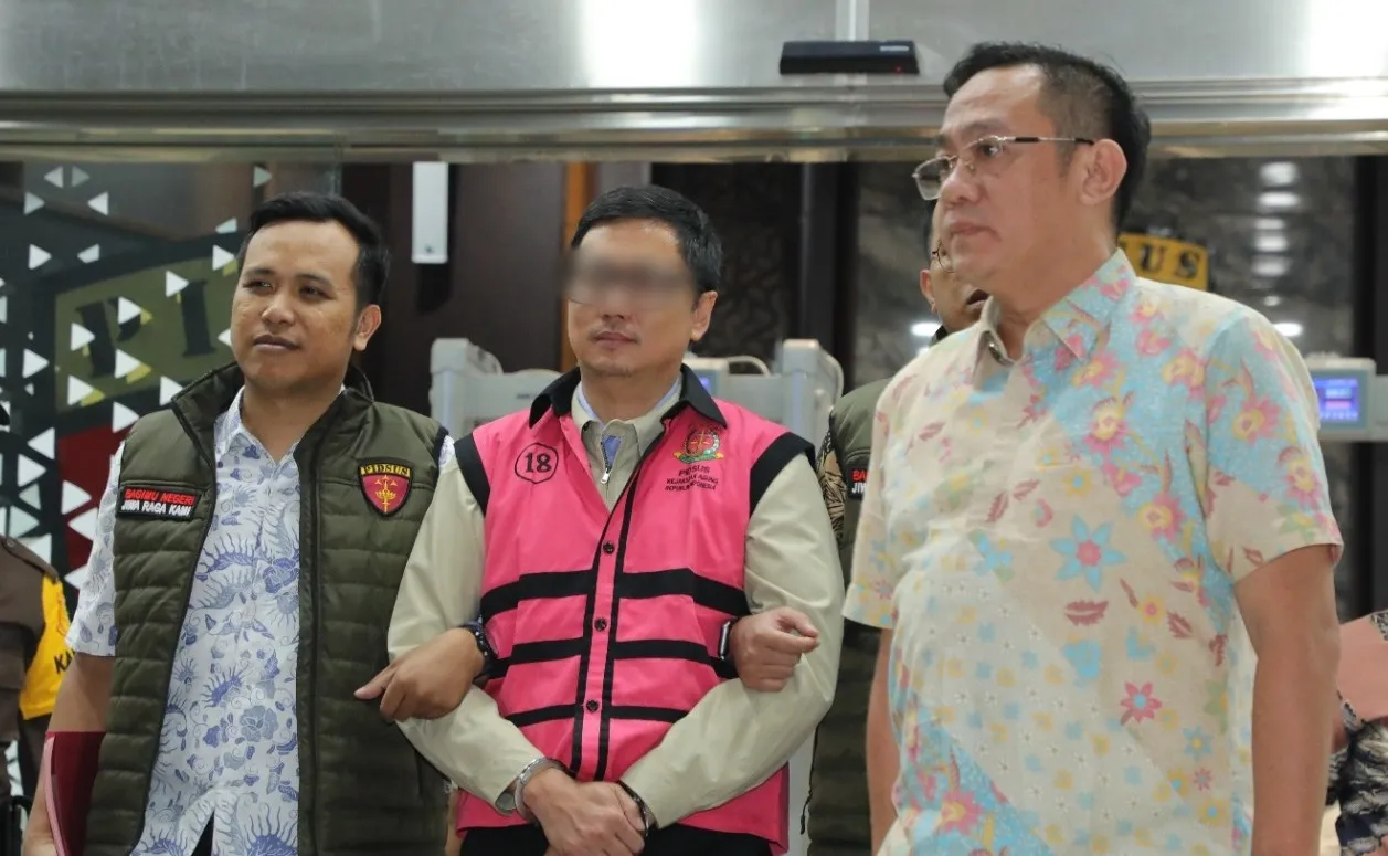 Penyidik menahan salah satu tersangka dalam perkara MBG di BGN