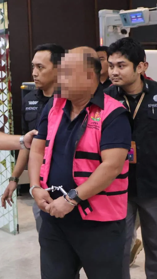 Tersangka DH saat ditahan penyidik JAM PIDSUS Kejagung