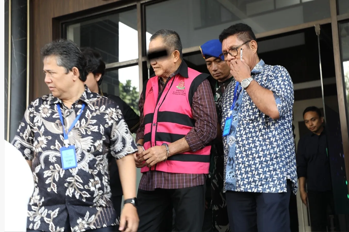 Kejagung Serahkan 6 Tersangka Perkara Tata Kelola MBG di BGN ke Penuntut Umum Kejari Jakarta Pusat