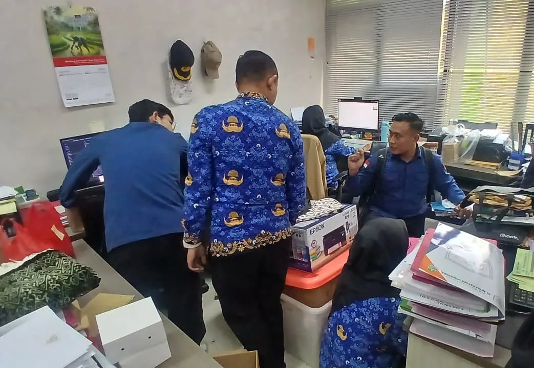 Penyidik JAM PIDSUS saat melakukan penggeledahan dalam perkara KSO PT Pertamina EP dan Perseroda Bekasi