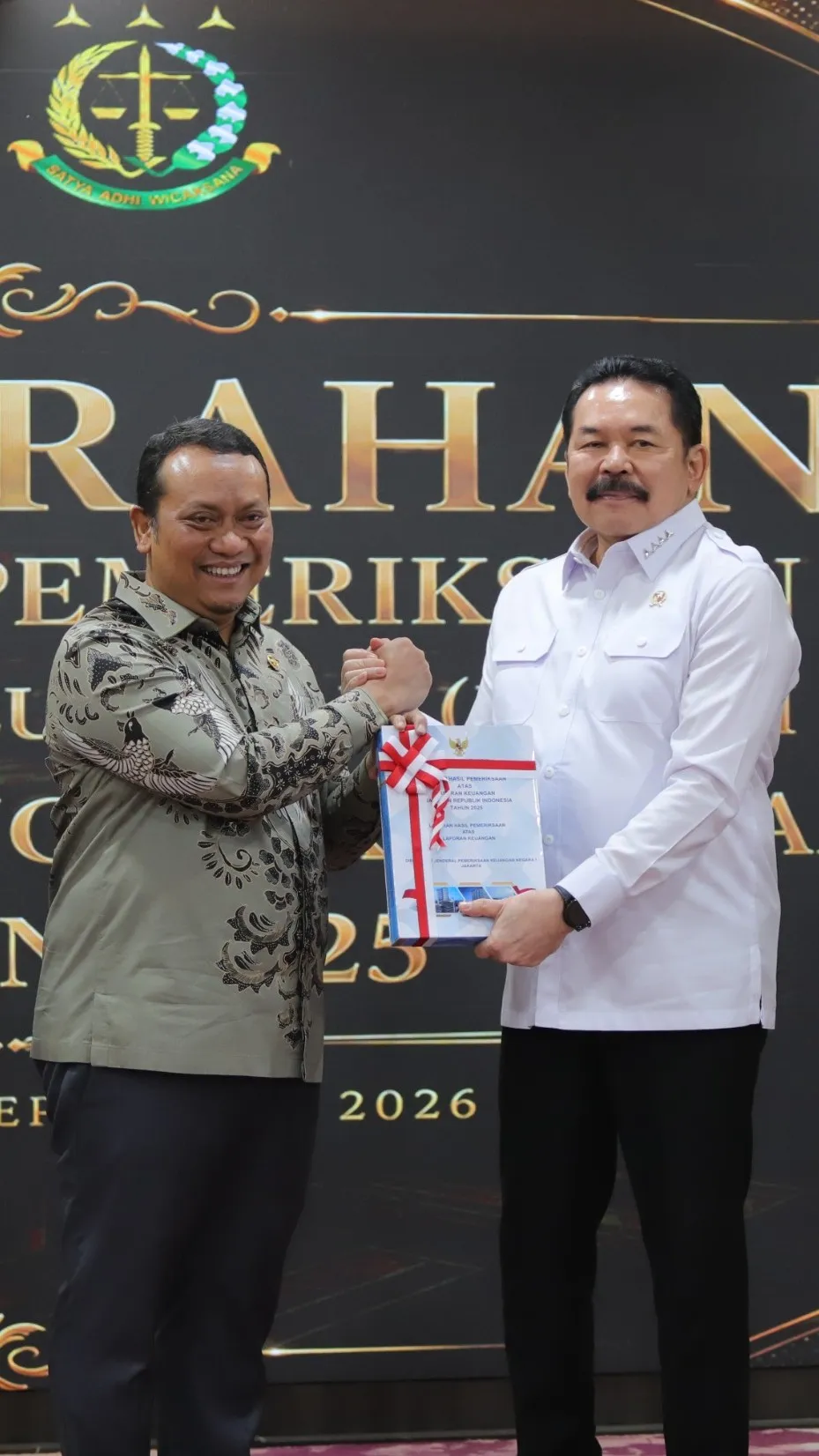 Jaksa Agung RI, ST Burhanuddin menerima LHP atas Laporan Keuangan Kejaksaan RI Tahun Anggaran 2025 dari BPK RI