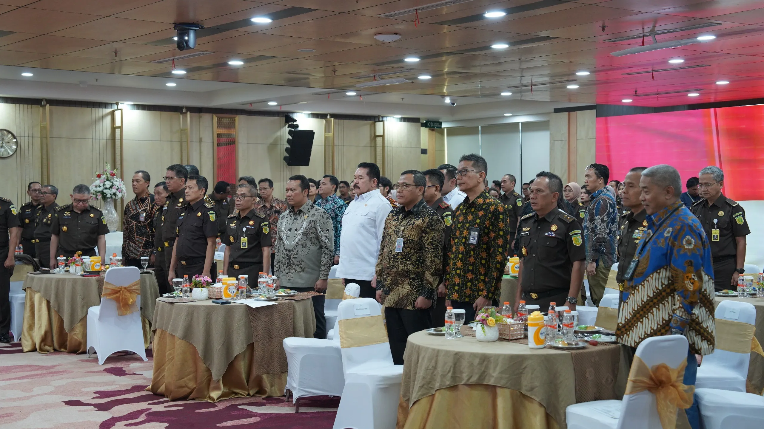 Jaksa Agung RI ST Burhanuddin dan jajaran pejabat Kejagung saat menerima LHP atas Laporan Keuangan Kejaksaan RI Tahun Anggaran 2025 dari BPK RI