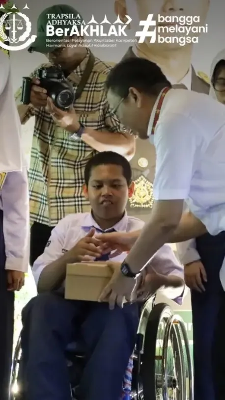 Kejati Jateng Berbagi 1.000 Pasang Sepatu untuk Murid SLB Semarang Raya