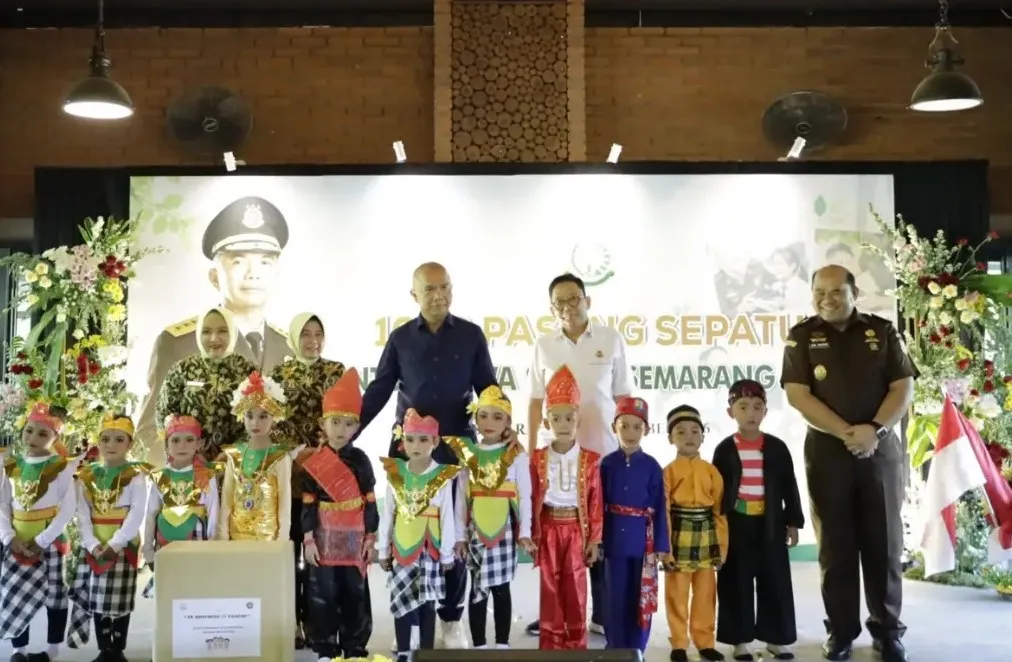 Kejati Jateng Berbagi 1.000 Pasang Sepatu untuk Murid SLB Semarang Raya