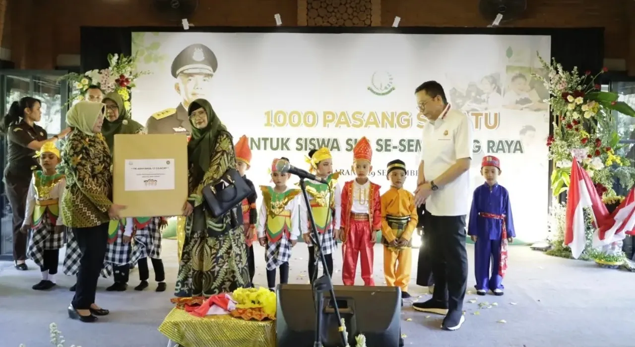 Kejati Jateng Berbagi 1.000 Pasang Sepatu untuk Murid SLB Semarang Raya