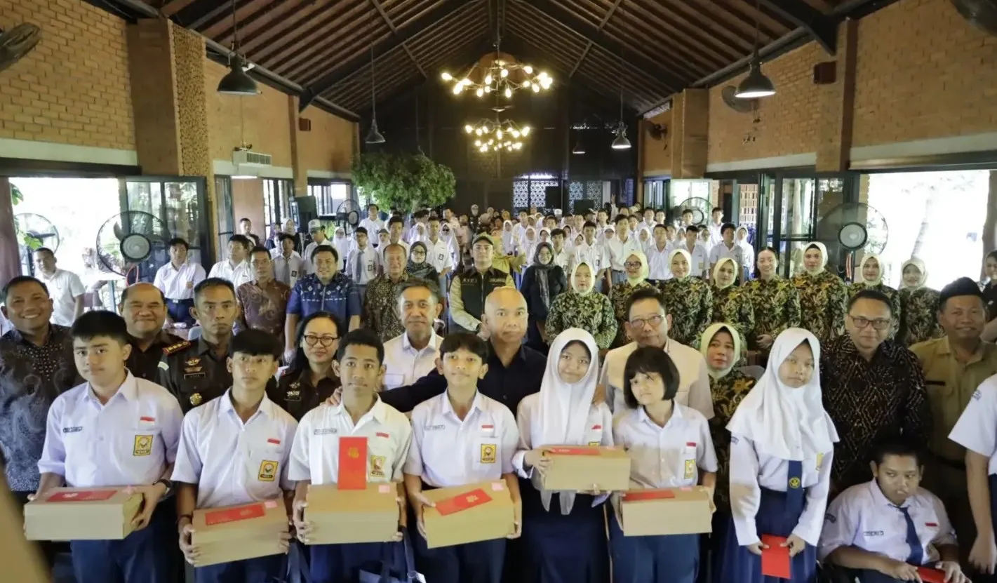 Kejati Jateng Berbagi 1.000 Pasang Sepatu untuk Murid SLB Semarang Raya, Jamintel Ajak Para Jaksa Peduli Sesama