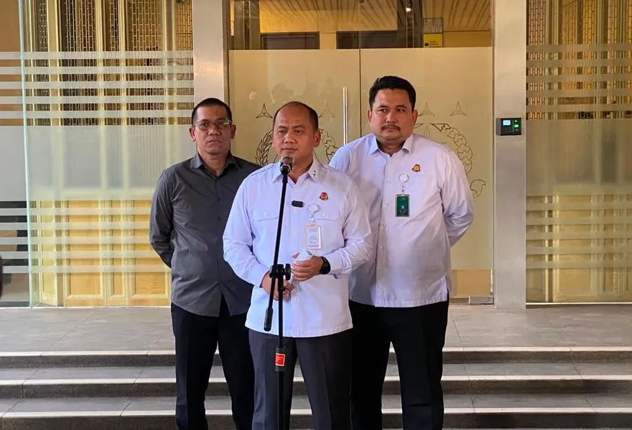Tim Penyidik JAM PIDSUS Sita Kendaraan Mewah, Uang Tunai, dan Batu permata dari Para Tersangka Tata Kelola MBG di BGN