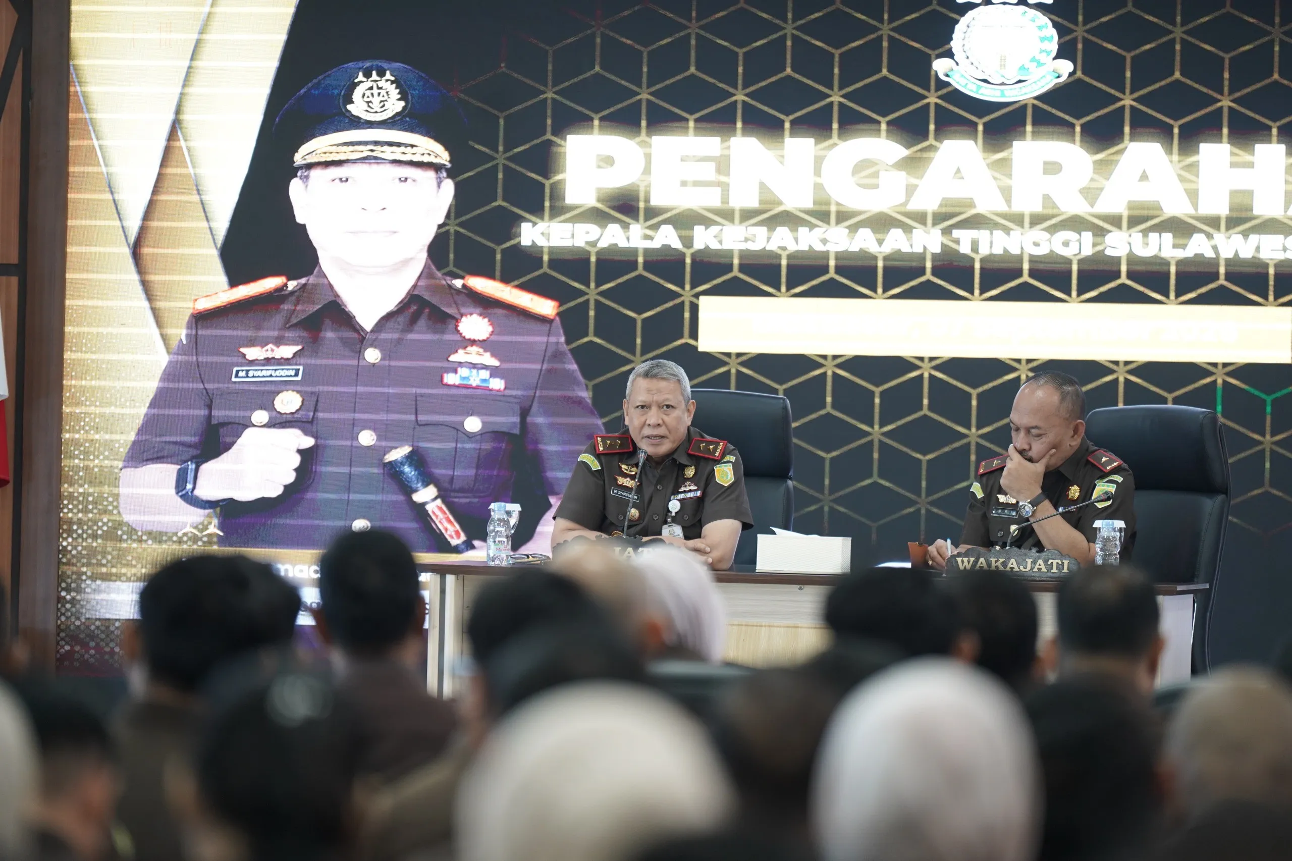 Kajati Sulsel memberikan pengarahan kepada seluruh jajaran pegawai