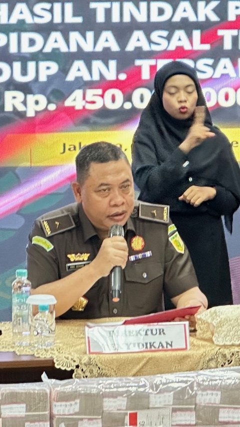 Kejagung menyita uang tunai Rp450 miliar dari tersangka korporasi PT Asset Pacific terkait kasus TPPU mafia minyak goreng. (Liputan6.com/Nanda Perdana Putra)