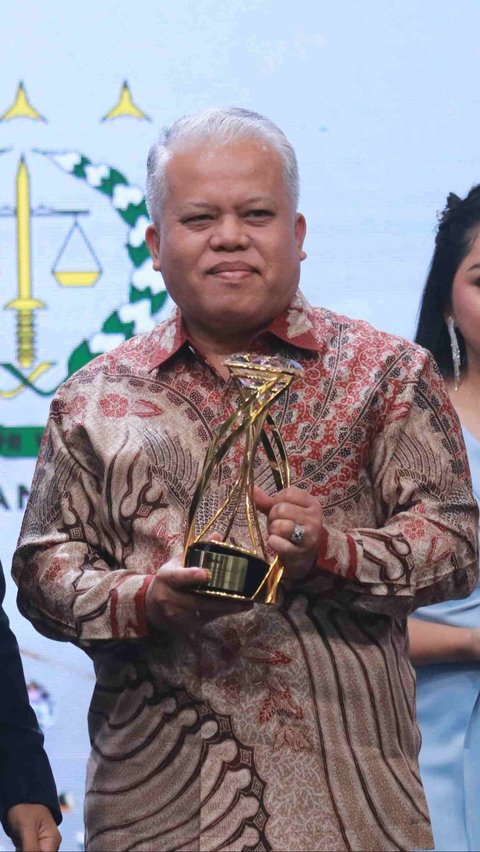 Kejaksaan Agung menerima penghargaan Kementerian dan Lembaga Award 2024 dari iNews untuk kategori Kolaborasi Strategis