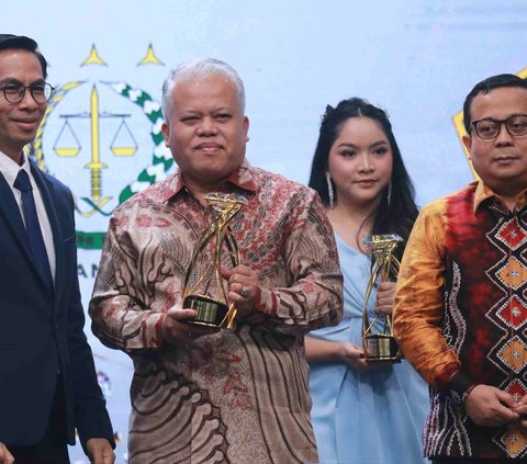 Kejaksaan Agung menerima penghargaan Kementerian dan Lembaga Award 2024 dari iNews untuk kategori Kolaborasi Strategis