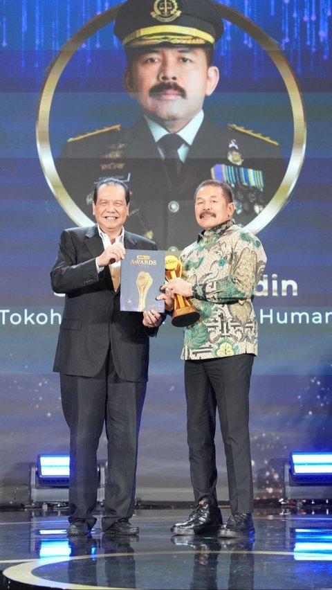 Jaksa Agung ST Burhanuddin menerima penghargaan di ajang Detikcom Award 2024 sebagai Tokoh Penegak Hukum Humanis pada Kami, 17 Oktober 2024