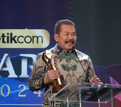 Jaksa Agung ST Burhanuddin menerima penghargaan di ajang Detikcom Award 2024 sebagai Tokoh Penegak Hukum Humanis pada Kami, 17 Oktober 2024