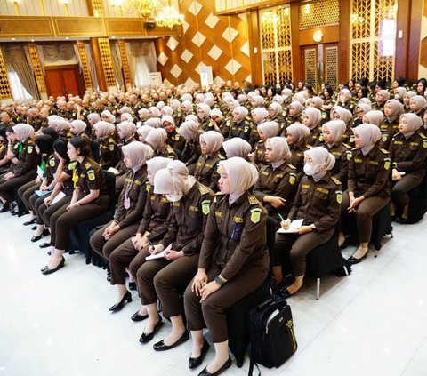 Siswa PPPJ Angkatan LXXXI Gelombang II Tahun 2024 mendengarkan paparan dari Wakil Jaksa Agung Feri Wibisono