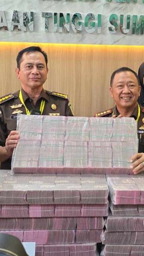 Kejati Sumsel serahkan tersangka dan barang bukti (Tahap II) perkara dugaan korupsi pengadaan prasarana LRT di Provinsi Sumsel ke Kejari Palembang, Kamis, 28 November 2024