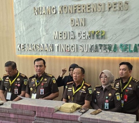 Kejati Sumsel serahkan tersangka dan barang bukti (Tahap II) perkara dugaan korupsi pengadaan prasarana LRT di Provinsi Sumsel ke Kejari Palembang, Kamis, 28 November 2024