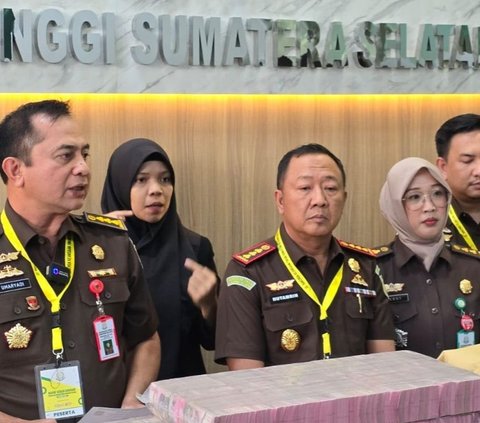 Kejati Sumsel serahkan tersangka dan barang bukti (Tahap II) perkara dugaan korupsi pengadaan prasarana LRT di Provinsi Sumsel ke Kejari Palembang, Kamis, 28 November 2024