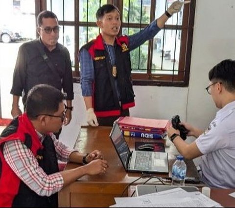 Kejari Minahasa Sulawesi Utara menggeledah kantor Dinas Pendidikan Kab. Minahasa terkait dugaan tindak pidana korupsi penyelewengan dana TPG dan THL tahun 2023