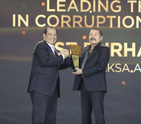 Jaksa Agung ST Burhanuddin Terima Penghargaan Person of The Year: Leading The Charge In Corruption Eradiction