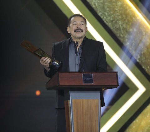 Jaksa Agung ST Burhanuddin menerima penghargaan Person of The Year: Leading The Charge In Corruption Eradiction di ajang CNBC Indonesia Award 2024 pada Rabu, 11 Desember 2024