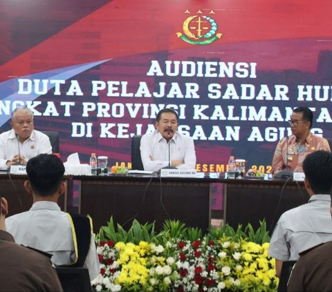 Jaksa Agung ST Burhanuddin menerima kunjungan Duta Pelajar Sadar Hukum Kaltim 2024 di Gedung Utama Kejaksaan Agung, Jakarta, Kamis, 12 Desember 2024