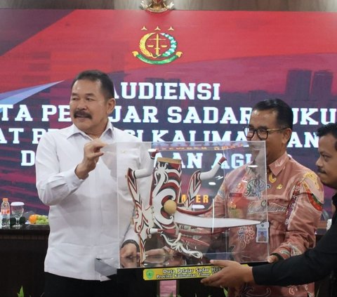 Jaksa Agung ST Burhanuddin menerima kunjungan Duta Pelajar Sadar Hukum Kaltim 2024 di Gedung Utama Kejaksaan Agung, Jakarta, Kamis, 12 Desember 2024