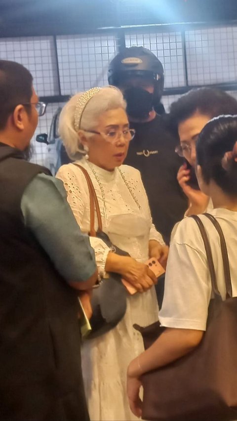 Tim Satgas SIRI Kejagung amankan DPO Henny Djuwita Santoso, terpidana kasus TPPU pada Jumat, 27 Desember 2024