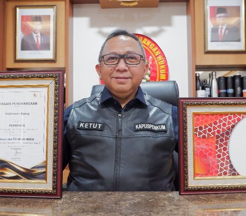 Kapuspenkum Ketut Sumedana mewakili Jaksa Agung RI menerima penghargaan