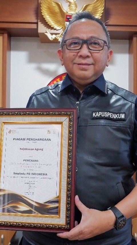 Kapuspenkum Ketut Sumedana mewakili Jaksa Agung RI terima penghargaan