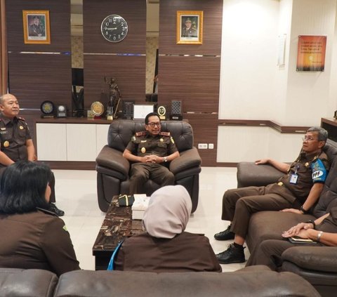 Inspektur Keuangan pada Jaksa Agung Muda Bidang Pengawasan (Jamwas), Tedjolekmono, melakukan inspeksi khusus ke Kejaksaan Tinggi Riau.
