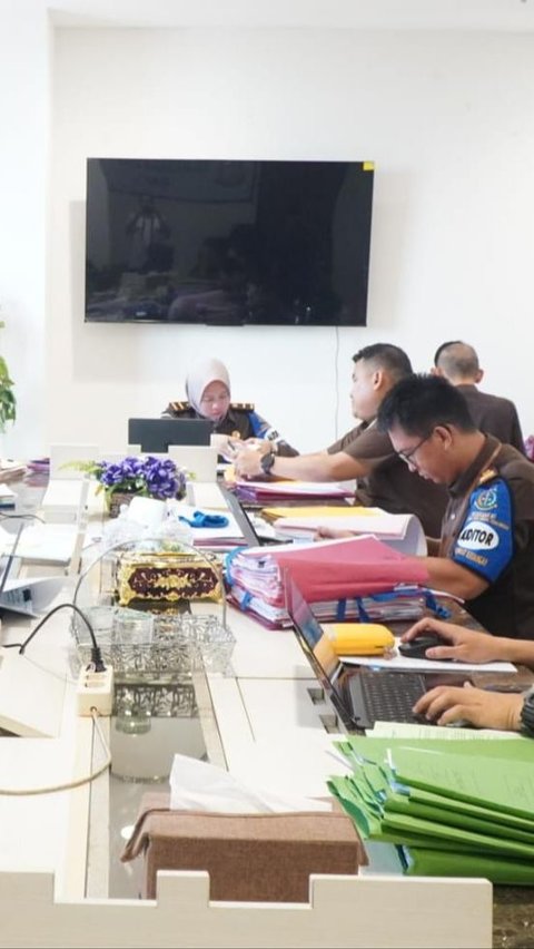 Inspektur Keuangan pada Jaksa Agung Muda Bidang Pengawasan (Jamwas), Tedjolekmono, melakukan inspeksi khusus ke Kejaksaan Tinggi Riau.