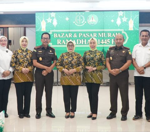 Kepala Kejaksaan Tinggi (Kajati) Riau, Akmal Abbas,S.H., M.H., membuka Bazar dan Pasar Murah Ramadhan 1445 Hijriah Kejaksaan Tinggi Riau. Pembukaan dilakukan di Aula Vicon Lt.II Gedung Satya Adhi Wicaksana Kejaksaan Tinggi Riau, sekitar pukul 10.00 WIB, Rabu 27 Maret 2024.