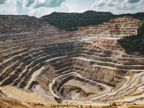 Jaksa Penuntut Umum (JPU) menuntut Windu Aji Sutanto, pemilik PT Lawu Agung Mining, dengan pidana penjara 12 tahun terkait perkara korupsi pertambangan ore nikel pada Wilayah Izin Usaha Pertambangan (WIUP) PT. Antam Tbk di Blok Mandiodo. JPU juga menuntut Windu Aji membayar denda Rp1 miliar subsidair 6 bulan kurungan.