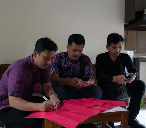 Tim Gabungan dari Jaksa Agung Muda Bidang Tindak Pidana Khusus (JAM PIDSUS) dan Kejaksaan Negeri Kutai Kartanegara menyita satu unit hunian beserta isinya di Apartemen Kalibata City, Lantai 1 Tower Flamboyan F/01/CF.