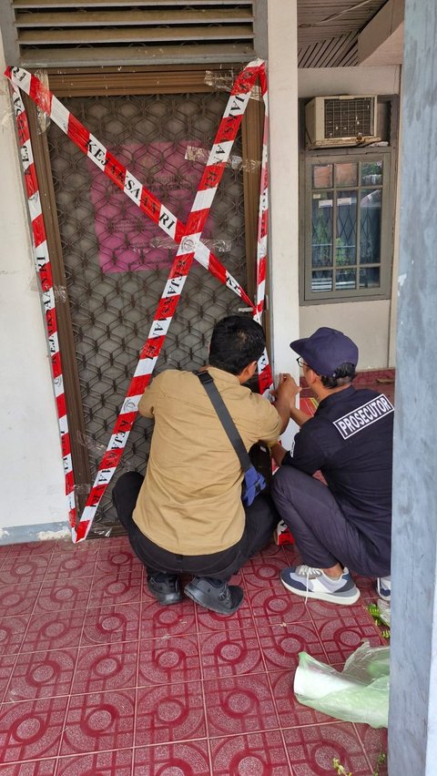 Tim Direktorat Upaya Hukum Luar Biasa, Eksekusi, dan Eksaminasi (UHLBEE) Jaksa Agung Muda Bidang Tindak Pidana Khusus (JAM PIDSUS) melakukan sita eksekusi tanah dan bangunan rumah milik Jono Pinem.