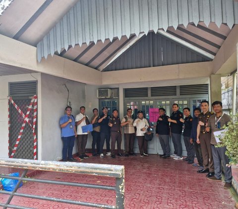 Tim Direktorat Upaya Hukum Luar Biasa, Eksekusi, dan Eksaminasi (UHLBEE) Jaksa Agung Muda Bidang Tindak Pidana Khusus (JAM PIDSUS) melakukan sita eksekusi tanah dan bangunan rumah milik Jono Pinem.