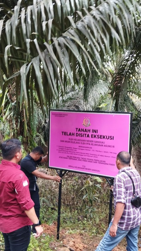 Tim Direktorat Upaya Hukum Luar Biasa, Eksekusi, dan Eksaminasi (UHLBEE) Jaksa Agung Muda Bidang Tindak Pidana Khusus (JAM PIDSUS) melakukan sita eksekusi tanah dan bangunan rumah milik Jono Pinem.