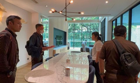 Tim Penyidik pada Direktorat Penyidikan Jaksa Agung Muda Bidang Tindak Pidana Khusus (JAM PIDSUS) menggeledah rumah tinggal tersangka HM di DKI Jakarta, Senin 1 April 2024.