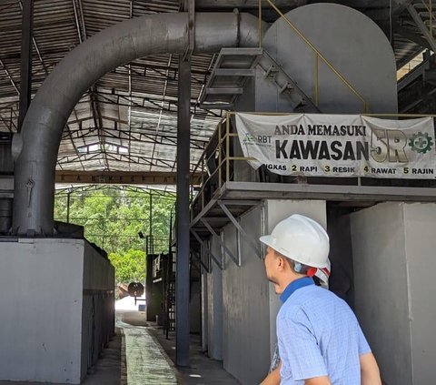 Tim Jaksa Penyidik pada Direktorat Penyidikan Jaksa Agung Muda Bidang Tindak Pidana Khusus (JAM PIDSUS) Kejaksaan Agung memeriksa tiga saksi terkait dugaan tindak pidana korupsi dalam pengelolaan tata niaga komoditas timah di wilayah Izin Usaha Pertambangan (IUP) di PT Timah Tbk tahun 2015 – 2022, Rabu 24 April 2024.