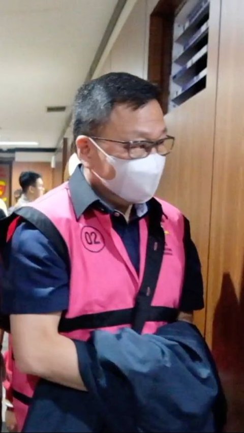 Tim Penyidik pada Direktorat Penyidikan Jaksa Agung Muda Bidang Tindak Pidana Khusus (JAM PIDSUS) Kejaksaan Agung menahan lima tersangka baru terkait dugaan tindak pidana korupsi dalam tata niaga komoditas timah wilayah Izin Usaha Pertambangan (IUP) PT Timah Tbk tahun 2015 sampai dengan 2022, Jumat 26 April 2024.“Sehingga total tersangka menjadi 21 orang, termasuk perkara Obstruction of Justice,” kata Kepala Pusat Penerangan Hukum Kejaksaan Agung, Ketut Sumedana.Daftar lima tersangka baru:HL selaku Beneficiary Owner PT TIN.FL selaku Marketing PT TIN.SW selaku Kepala Dinas Energi dan Sumber Daya Mineral (ESDM) Provinsi Kepulauan Bangka Belitung tahun 2015 s/d 2019.BN selaku Plt. Kepala Dinas ESDM Provinsi Kepulauan Bangka Belitung sejak 2019.AS selaku Plt. Kepala Dinas ESDM Provinsi Kepulauan Bangka Belitung tahun 2020 s/d 2021 & Definitif s/d sekarang.