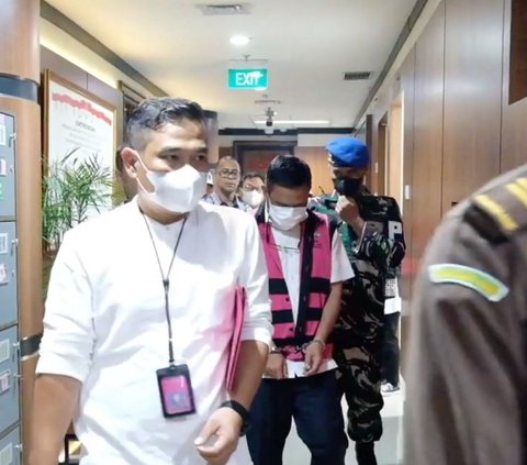 Tim Penyidik pada Direktorat Penyidikan Jaksa Agung Muda Bidang Tindak Pidana Khusus (JAM PIDSUS) Kejaksaan Agung menahan lima tersangka baru terkait dugaan tindak pidana korupsi dalam tata niaga komoditas timah wilayah Izin Usaha Pertambangan (IUP) PT Timah Tbk tahun 2015 sampai dengan 2022, Jumat 26 April 2024.“Sehingga total tersangka menjadi 21 orang, termasuk perkara Obstruction of Justice,” kata Kepala Pusat Penerangan Hukum Kejaksaan Agung, Ketut Sumedana.Daftar lima tersangka baru:HL selaku Beneficiary Owner PT TIN.FL selaku Marketing PT TIN.SW selaku Kepala Dinas Energi dan Sumber Daya Mineral (ESDM) Provinsi Kepulauan Bangka Belitung tahun 2015 s/d 2019.BN selaku Plt. Kepala Dinas ESDM Provinsi Kepulauan Bangka Belitung sejak 2019.AS selaku Plt. Kepala Dinas ESDM Provinsi Kepulauan Bangka Belitung tahun 2020 s/d 2021 & Definitif s/d sekarang.