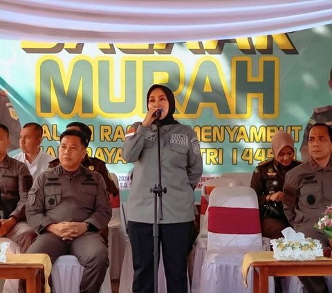 Senyum Warga Merekah Usai Beli Sembako Murah di Bazar yang Digelar Kejati Bengkulu